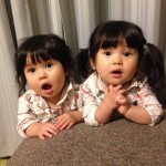 双子のイヤイヤ期、パート1。1歳10ヶ月の双子姉妹。