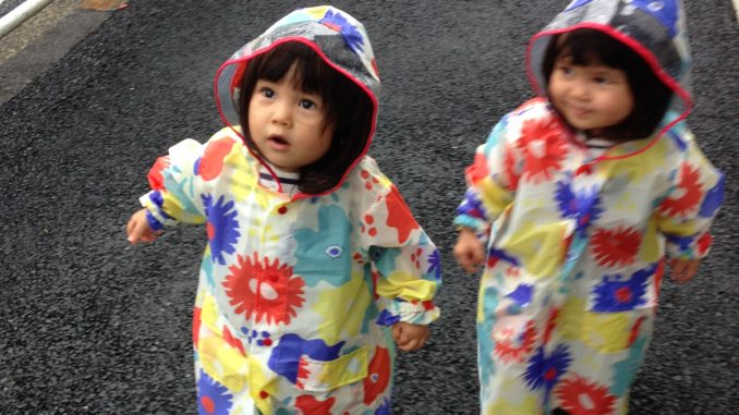 子供のレインコートはいつから 傘 長靴は 双子育児 双子あるある